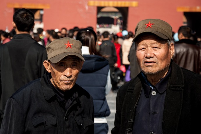 Los veteranos con la estrella comunista aguardan ansiosos para ver el cuerpo de Mao. MIKEL BUTRAGUEÑO