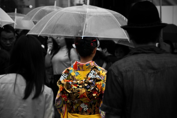 Muchas mujeres de Kyoto llevan el tradicional quimono de geisha. MIKEL BUTRAGUEÑO