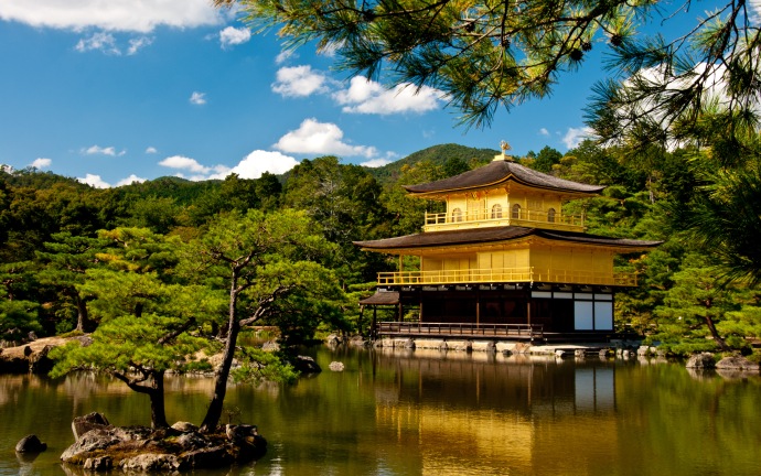 Bucólica estampa del templo del Pabellón dorado en Kyoto. MIKEL BUTRAGUEÑO